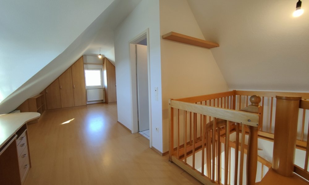 Moderne, großzügige 4 ½ Zimmer-Maisonette Wohnung in beliebter, sonniger Blicklage von Taunusstein!