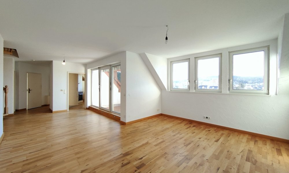 Moderne, großzügige 4 ½ Zimmer-Maisonette Wohnung in beliebter, sonniger Blicklage von Taunusstein!