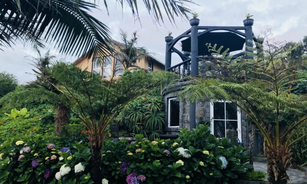 Neue Existenz, Azoren! Traumhafte Ferienanlage, Haupthaus + 3 Ferienhäuser, mediterraner Garten