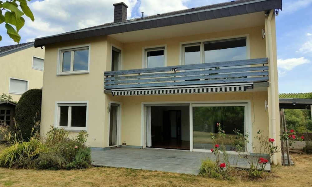 Großzügiges EFH, herrlicher Garten, 2 Garagen in idyllischer Weinbergslage von Eltville-Hattenheim