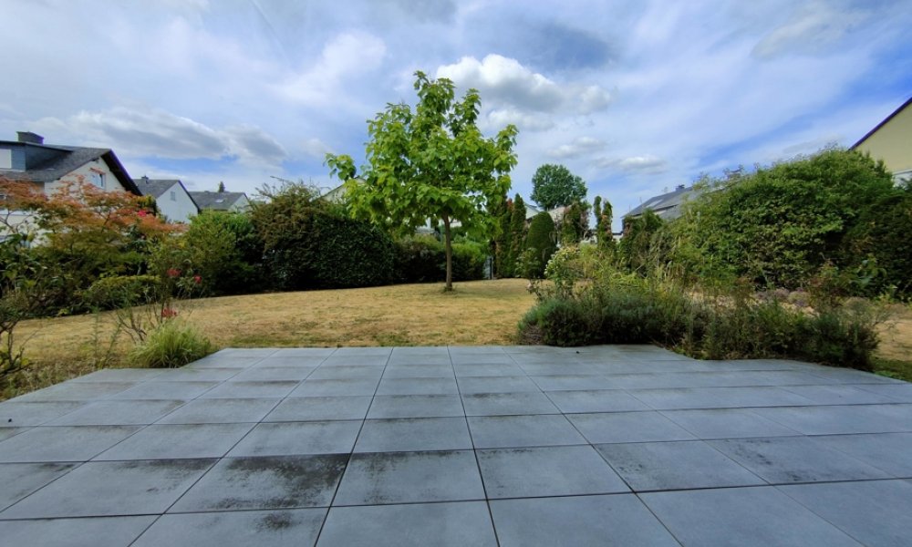 Großzügiges EFH, herrlicher Garten, 2 Garagen in idyllischer Weinbergslage von Eltville-Hattenheim