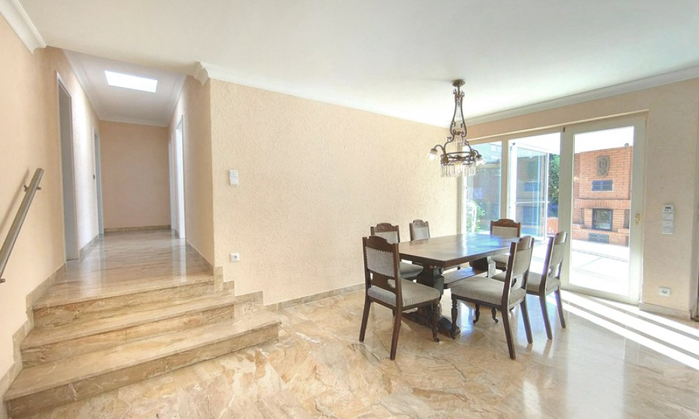 Moderner, sehr gepflegter individueller Bungalow, ELW, Doppelgarage, ruhige begehrte Lage in Walluf