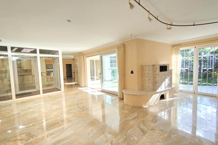 Wohnzimmer mit Kamin