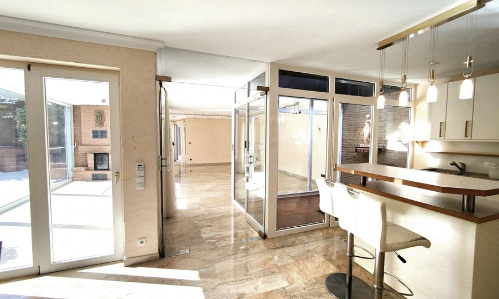 Moderner, sehr gepflegter individueller Bungalow, ELW, Doppelgarage, ruhige begehrte Lage in Walluf