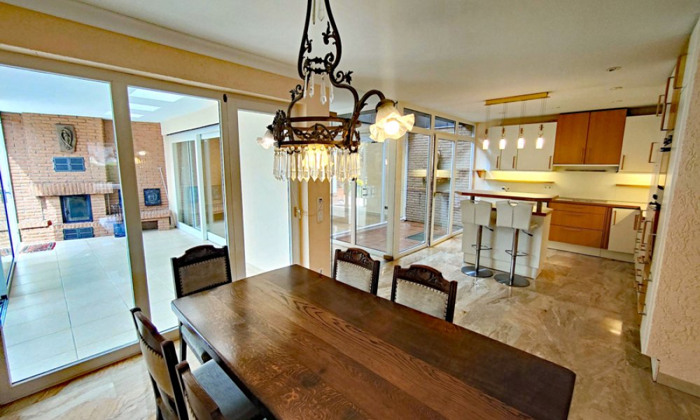 Moderner, sehr gepflegter individueller Bungalow, ELW, Doppelgarage, ruhige begehrte Lage in Walluf