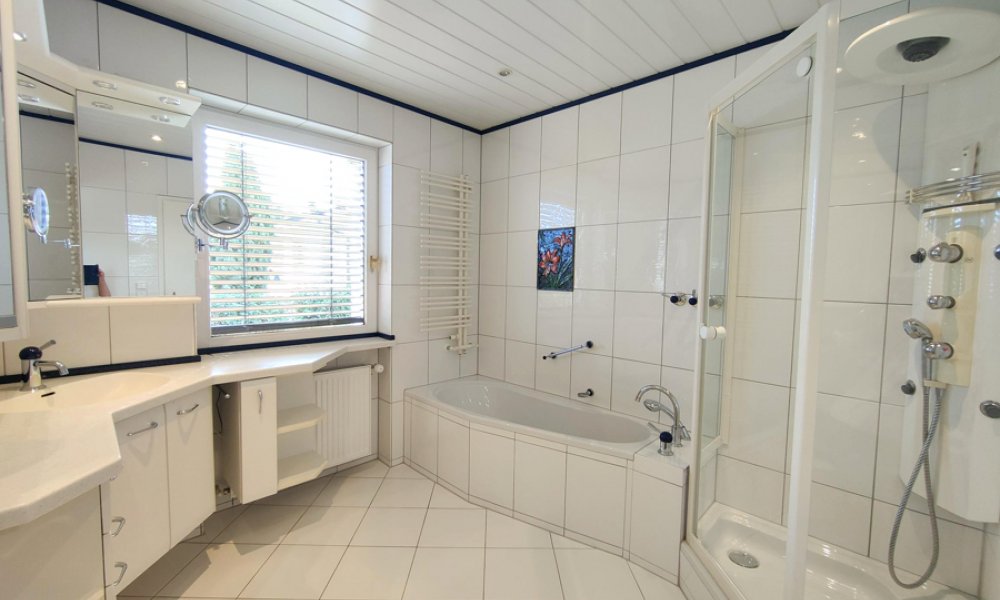 Moderner, sehr gepflegter individueller Bungalow, ELW, Doppelgarage, ruhige begehrte Lage in Walluf