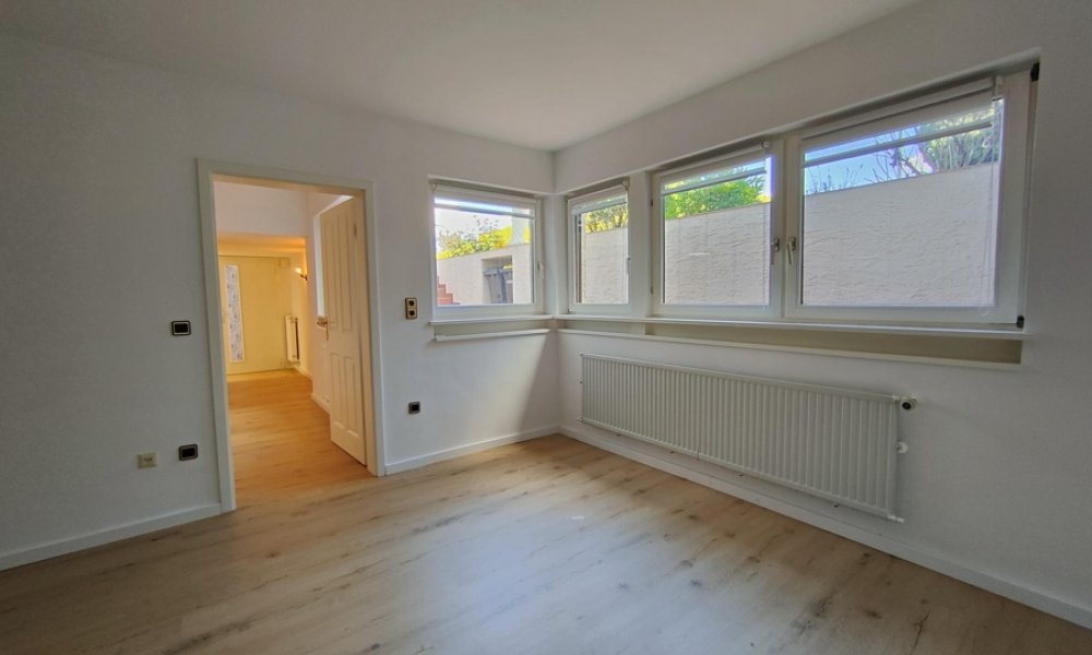 Moderner, sehr gepflegter individueller Bungalow, ELW, Doppelgarage, ruhige begehrte Lage in Walluf