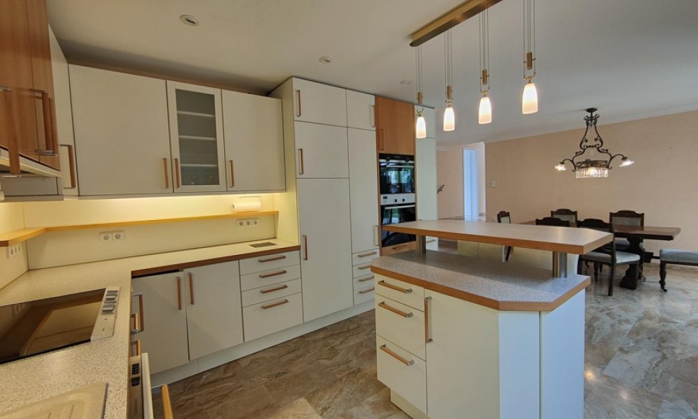 Moderner, sehr gepflegter individueller Bungalow, ELW, Doppelgarage, ruhige begehrte Lage in Walluf