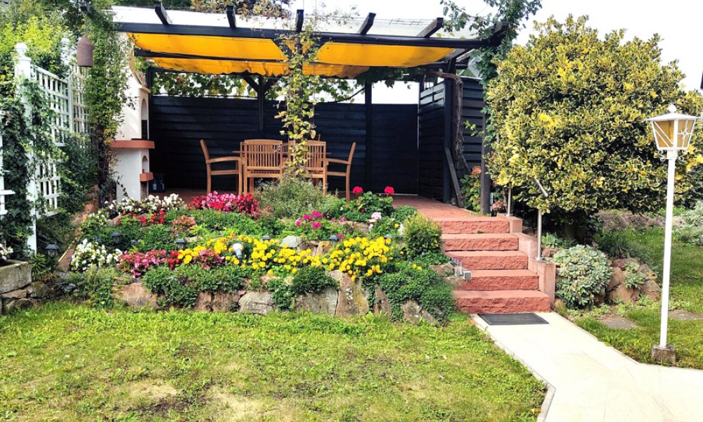 Moderner, sehr gepflegter individueller Bungalow, ELW, Doppelgarage, ruhige begehrte Lage in Walluf