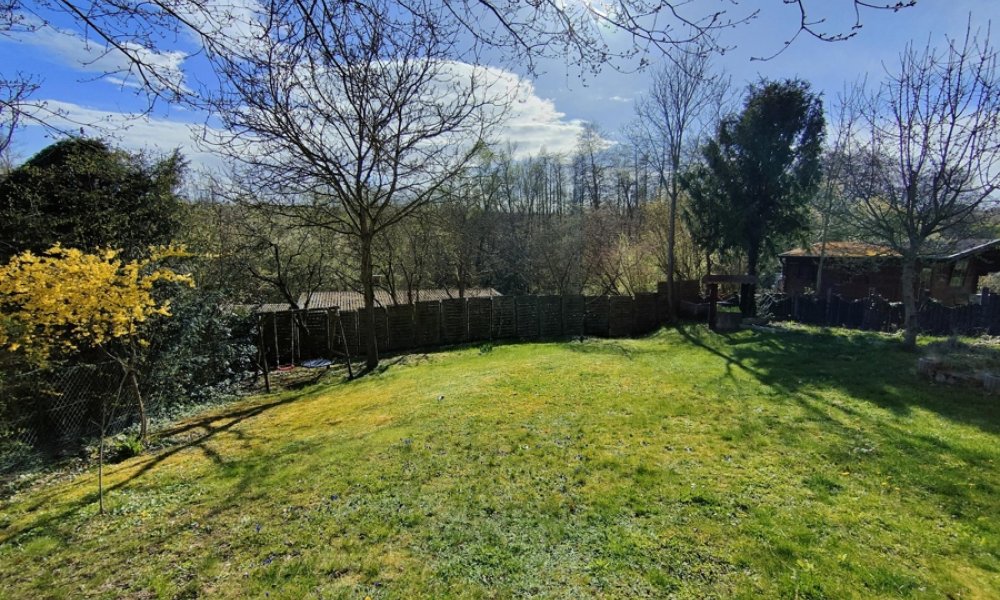 Eltville OT : Zweifamilien Haus, herrlicher Garten, unverbaubare Südlage, Garage und Stellplatz