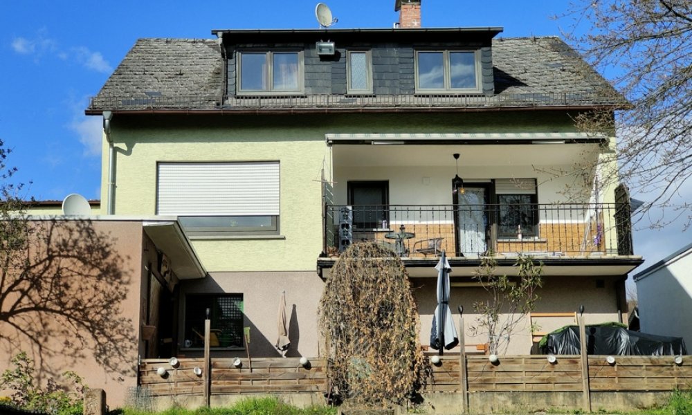 Eltville OT : Zweifamilien Haus, herrlicher Garten, unverbaubare Südlage, Garage und Stellplatz