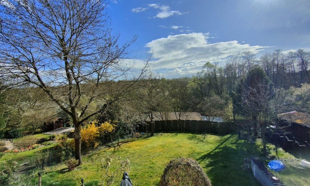 Eltville OT : Zweifamilien Haus, herrlicher Garten, unverbaubare Südlage, Garage und Stellplatz
