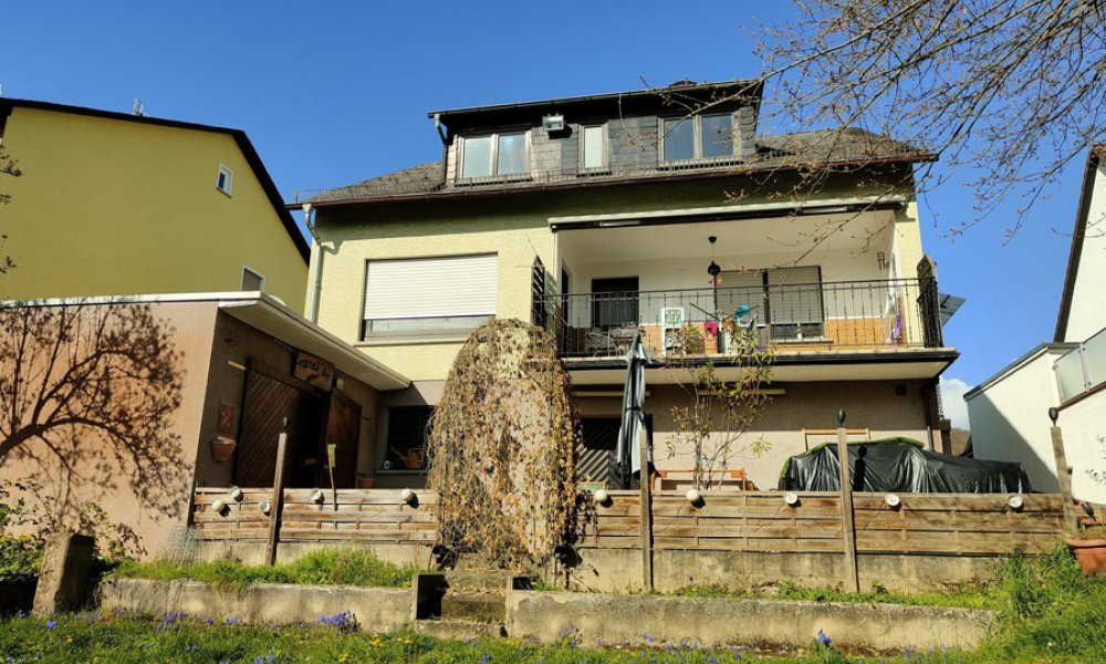 Eltville OT : Zweifamilien Haus, herrlicher Garten, unverbaubare Südlage, Garage und Stellplatz