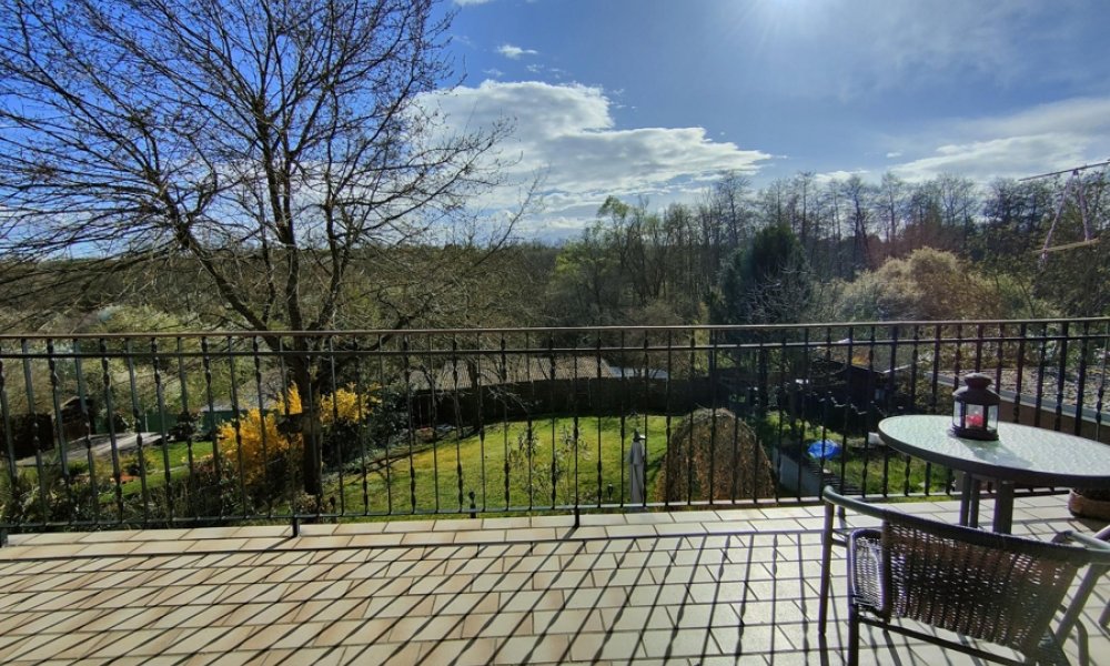 Eltville OT : Zweifamilien Haus, herrlicher Garten, unverbaubare Südlage, Garage und Stellplatz