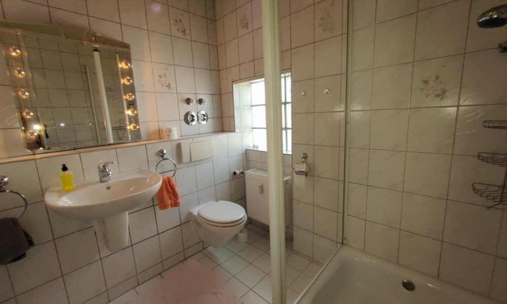 Gepflegte 2,5-Zimmer-ETW, großer Balkon, herrliche Aussicht, Garage, freigestellt, Taunusstein-Wehen
