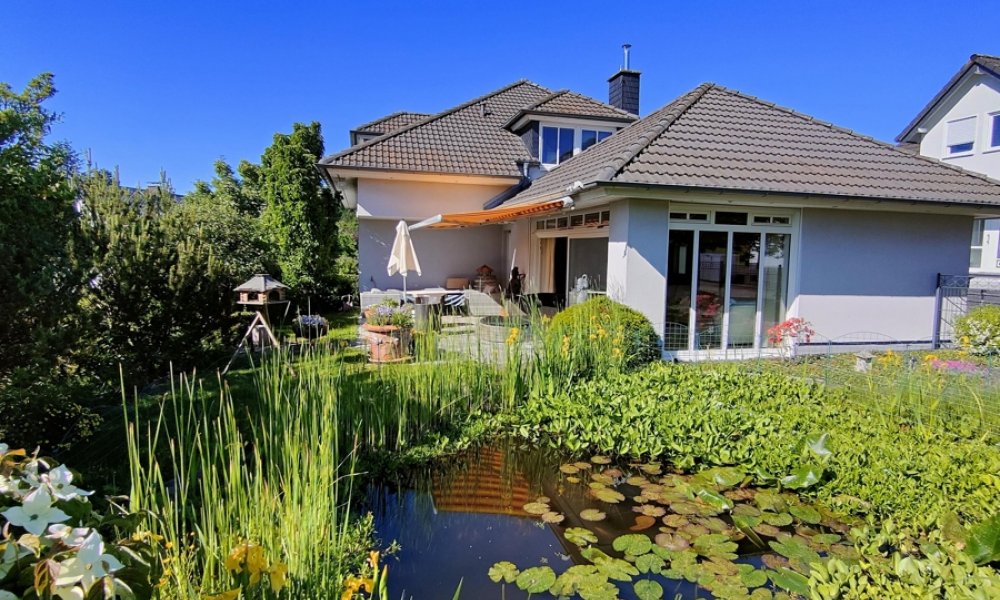 Stilvolles Wohnen mit Gartenidylle – großzügiges, sehr gepflegtes EFH mit Einliegerbereich