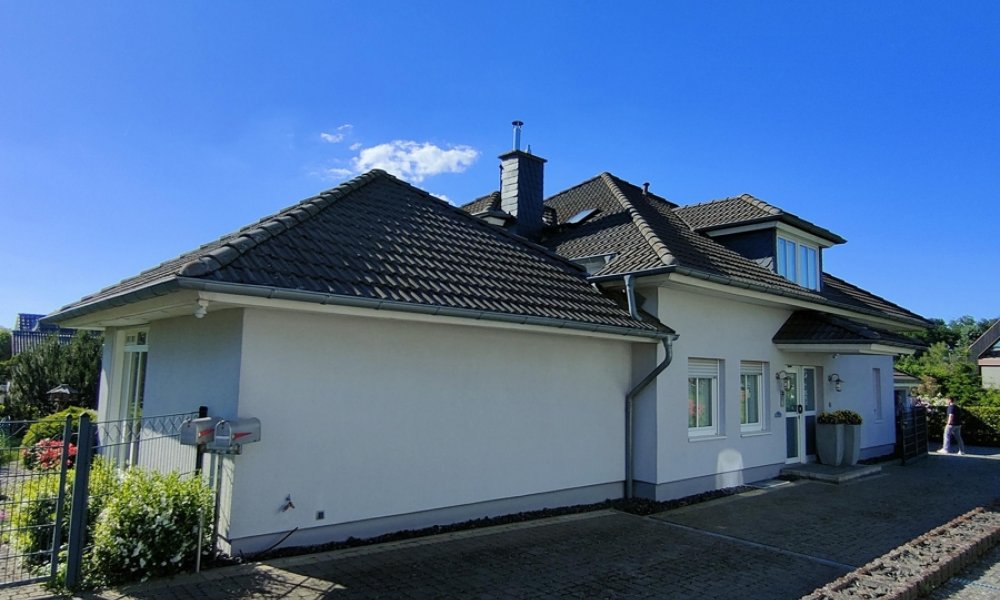 Stilvolles Wohnen mit Gartenidylle – großzügiges, sehr gepflegtes EFH mit Einliegerbereich
